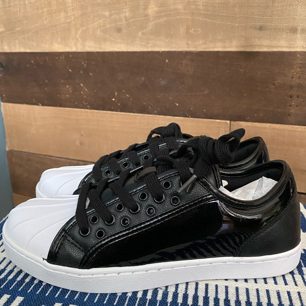 NWT Wmns Size 6 & 7.5 sneaker
